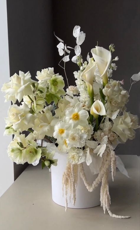 Hatbox Flowers, White Lily Flower, White Flower Arrangements, Flowers Gifts, Flower Gifts, White Lilies, White Bouquet, Lily Flower, Flower Boxes