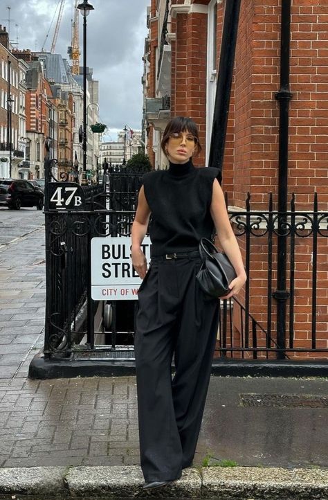 Minimal Office Outfits Women, Japanese Minimalism Fashion, Comfortable Office Outfits, Ootd Office, Simple Work Outfits, Black Pants Outfit, Outfit Dinner, Total Black, Looks Black