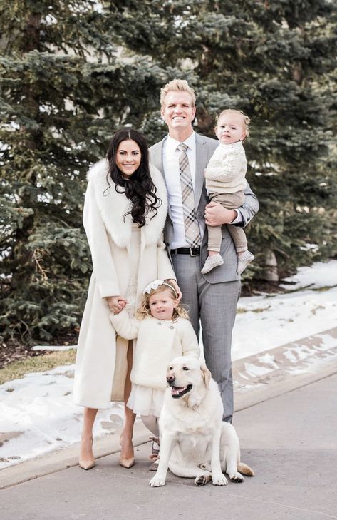 // c a r d Family Photo Outfits Winter, Christmas Pictures Outfits, Christmas Family Photoshoot, Happy New Year Gift, Fall Family Photo Outfits, Family Christmas Pictures, Merry Christmas Happy New Year, Christmas Happy New Year, Quoi Porter