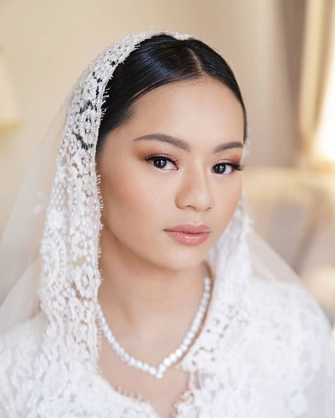 Bridal Makeup Brown Eyes, Glowy Bridal Makeup, Makeup Nikah, Nikah Makeup, Makeup Brown Eyes, Malay Wedding Dress, Engagement Makeup, Almond Eyes, Bridal Hairdo