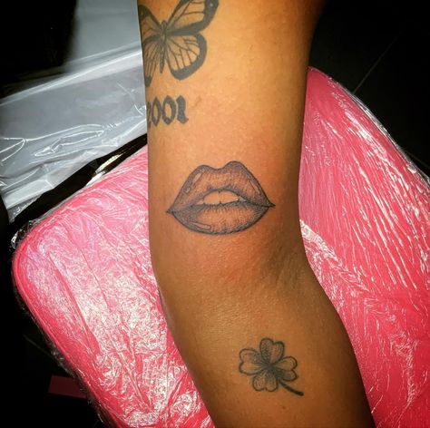 Mouth/Lips Tattoo Design - Inner Upper Arm Placement 💪🏽✍️ Lips Tattoo Design, Inner Lip Tattoo, Lips Tattoo, Mouth Lips, City Tattoo, Artist Tattoo, Lip Tattoos, New Tattoo, Upper Arms