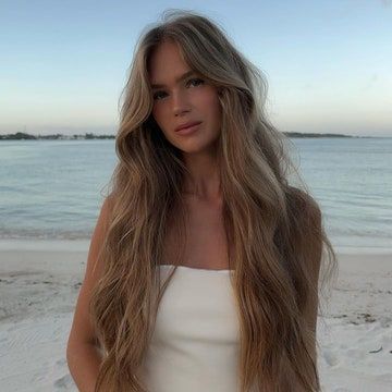 Hanna Schönberg Hair, Brunette Shag, Shag Bangs, Hanna Schonberg, Surf Hair, Hanna Schönberg, Hair Goal, Summer Blonde Hair, Rosemary Oil For Hair