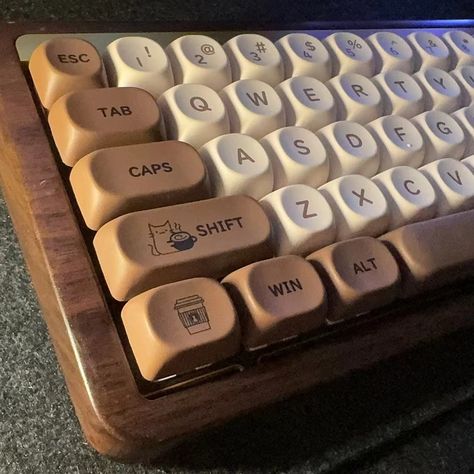 Night Light XVX M68 Solid Walnut Mechanical Keyboard #keycaps #keyboard #keeb #xvx #xvxchannel Vintage Keyboard, Fancy Keyboard, Mechanical Keyboard Keycaps, Keyboard Keycaps, Aesthetic Objects, Key Caps, Desk Ideas, Mechanical Keyboards, Pc Setup