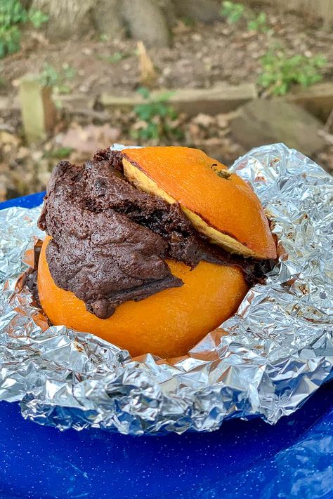 Campfire desserts are more than s'mores. Here is how to bake cake when camping. These are individual chocolate cakes in oranges baked in campfire coals or over the fire. It's as easy as a chocolate mug (because that's the recipe), but delicious after a long day outside Orange Chocolate Cake Recipe, Campfire Cake, Recipe Printable, Campfire Desserts, Camping Menu, Camping Desserts, Orange Chocolate Cake, Pork Chop Recipes Baked, Orange Cake Recipe