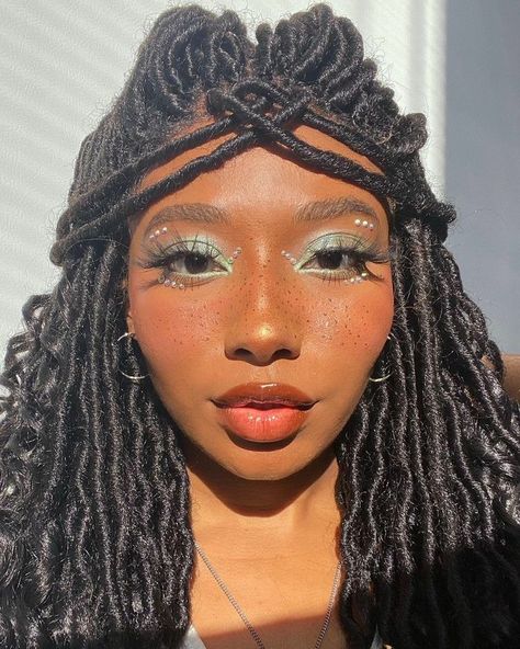 Afro Punk Makeup Black Women, Makeup For Black Skin, Brown Skin Makeup, Cool Makeup Looks, Makeup Idea, Ethereal Makeup, Green Makeup, Fairy Makeup, Creative Makeup Looks