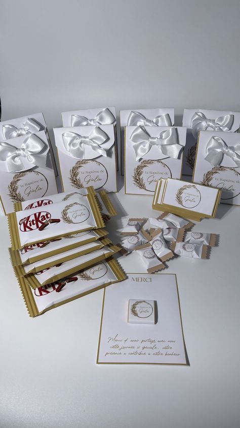 Boite noeuds, Kit-Kat, berlingots, marques place, carte chocolats personnalisés baptême fille thème couronne de fleur doré et blanc. EVENTYSY - Spécialiste de décorations et cadeaux 100% personnalisés pour tous types d'événements ! 🎁🎉🎈 Eventysy, sublime vos envies :) alors n'hésitez plus, rendez vous sur www.eventysy.com 😁 Kit Kat, Small Business, Cricut