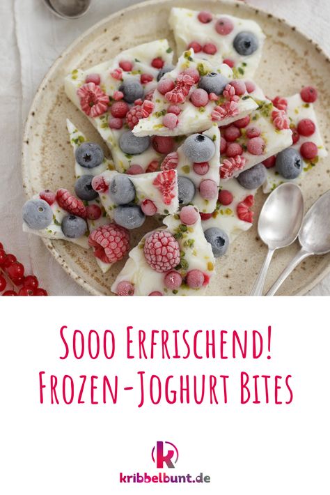 Dieser erfrischende Snack ist super schnell gemacht und eine gesündere Alternative zu süßer Eiscreme: Frozen Joghurt Bites mit Beeren. Außerdem lassen sich die Zutaten je nach Geschmack einfach abwandeln. 🥛🫐🍓 #sommer #snacks #frozenjoghurt #erfrischung #alternativezueis #healthy #beeren #rezept #selbermachen #kribbelbunt Healthy Breakfast Baking, Yogurt Bark Recipe, Frozen Yogurt Bark, Yogurt Bark, Diy Snacks, Frozen Yoghurt, Food Drink Photography, Easy Family Meals, Fabulous Foods