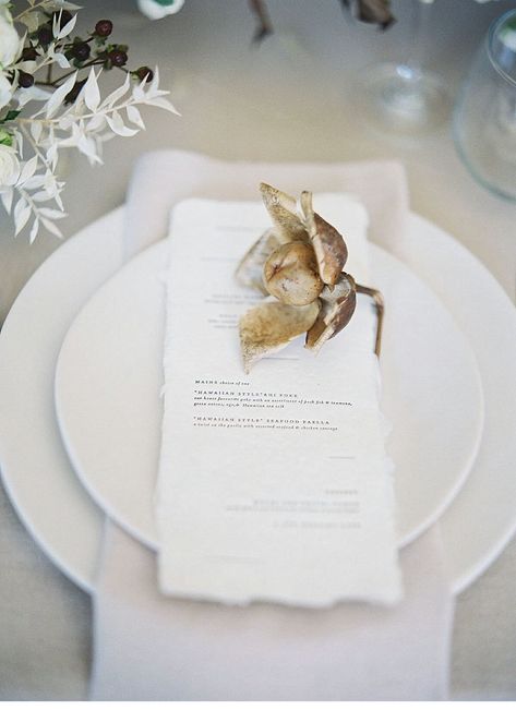 Natural and modern wedding ideas in Hawaii by Alice Ahn Photography Gauze Napkins, Wedding Arbor Rustic, Arbor Decor, Arch Decoration Wedding, Wedding Floral Centerpieces, Sand Ceremony, Rustic Wedding Centerpieces, Table Runners Wedding, Wedding Table Decorations