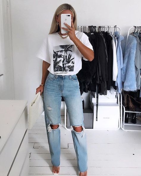 Missy Empire on Instagram: “ALL THE FEELS ⚡ @emilycocklin wearing our Samber White "No Feelings" Graphic Oversized T-Shirt 💕 ​ ​​​​#missyempire #missygirls #fashion…” Oversized Tshirt Outfit Jeans, Young Outfit, Jeans And T Shirt Outfit, Oversize Tshirt Outfits, Tall Fashion, Tshirt Outfits, Fashion Tips For Women, 80s Fashion, Cute Casual Outfits