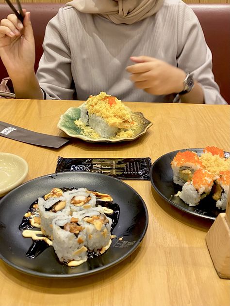 let’s have a sushi date <3 Sushi Aesthetic, Sushi Date, Aesthetic Food, Photo Ideas, Quick Saves