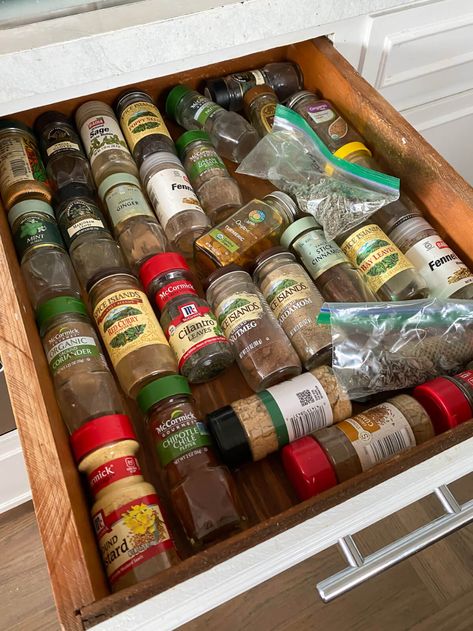 How I Set Up a Spice Drawer So It Stays Organized - In My Own Style Kitchen Spice Drawer, Spice Organization Diy, Spice Storage Drawer, Diy Spice Storage, Spice Drawer Organization, Kitchen Spice Storage, Cooking Spices, Drawer Spice Rack, Spice Rack Organization