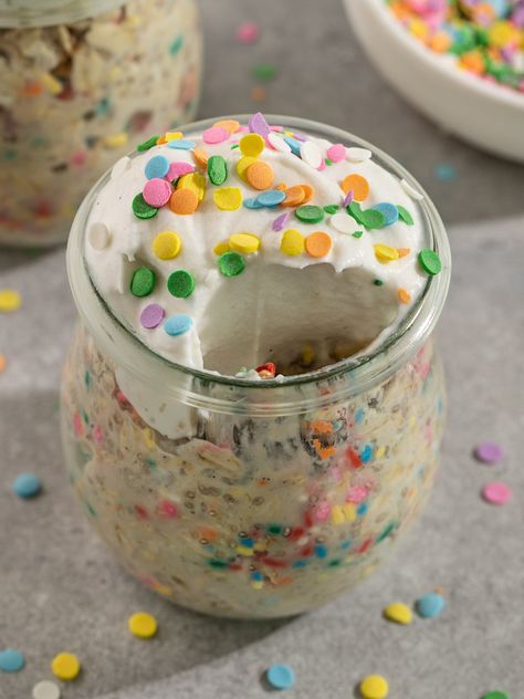 Oats Healthy Recipes, Birthday Cake Overnight Oats, Healthy Recipes Breakfast, Cake Overnight Oats, Vegan Birthday, Vegan Birthday Cake, Vegan Overnight Oats, Oat Recipes Healthy, Plant Based Yogurt