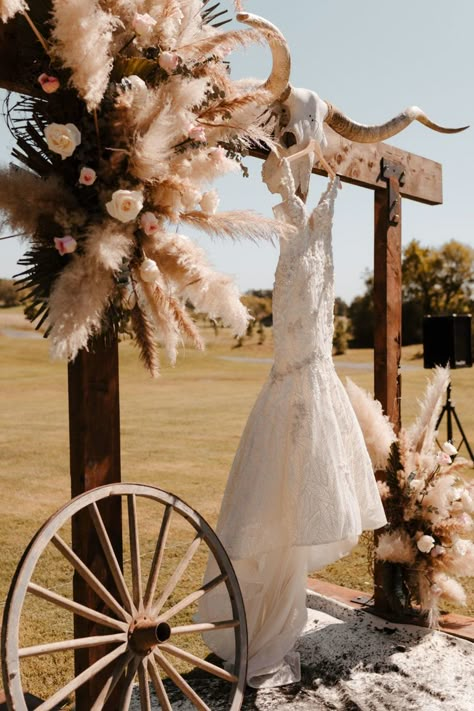 Flower Girl And Ring Bearer, Country Wedding Pictures, Wedding Arch Ideas, Country Western Wedding, Country Wedding Photos, Western Themed Wedding, Cowgirl Wedding, Arch Ideas, Western Wedding Dresses