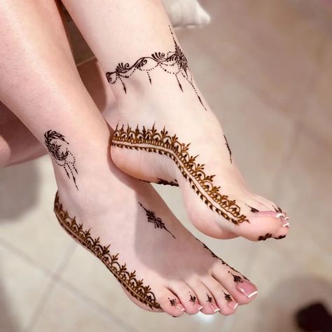 Henna design, feet henna design, aesthetic henna design, simple henna design, henna design foot, easy feet henna design Henna Design Foot, Simple Feet Henna, Simple Foot Henna, Feet Henna Design, Feet Henna, Wedding Henna Designs, Foot Henna, Henna Tattoo Hand, Henna Tattoo Designs Hand