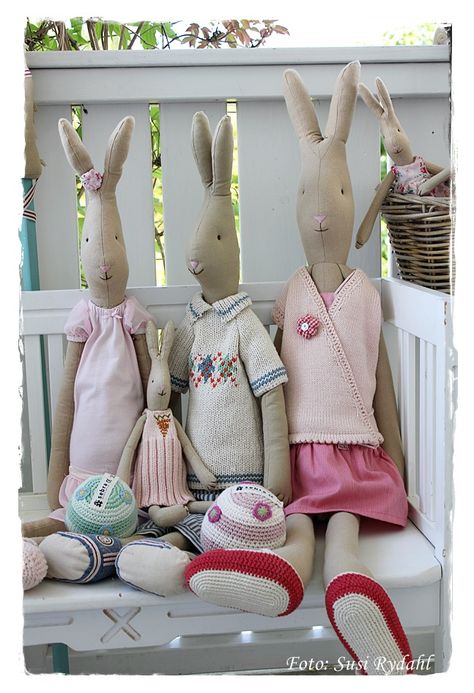 Easter Bunnies from Maileg--(These are too adorable!) Maileg Rabbits, Maileg Bunny, Maileg Dolls, Maileg Mouse, Handmade Christmas Tree, Fabric Toys, Bunny Doll, Rabbit Toys, Beautiful Handmade Cards