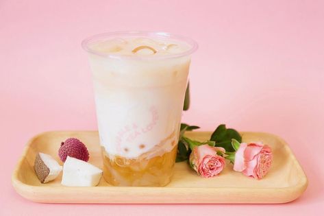 Lychee Milk Tea, Lychee Bubble Tea Recipe, Lychee Bubble Tea, Lychee Mojito, Best Martini Recipes, Martini Flavors, Lychee Cocktail, Cafe Corner, Strawberry Martini