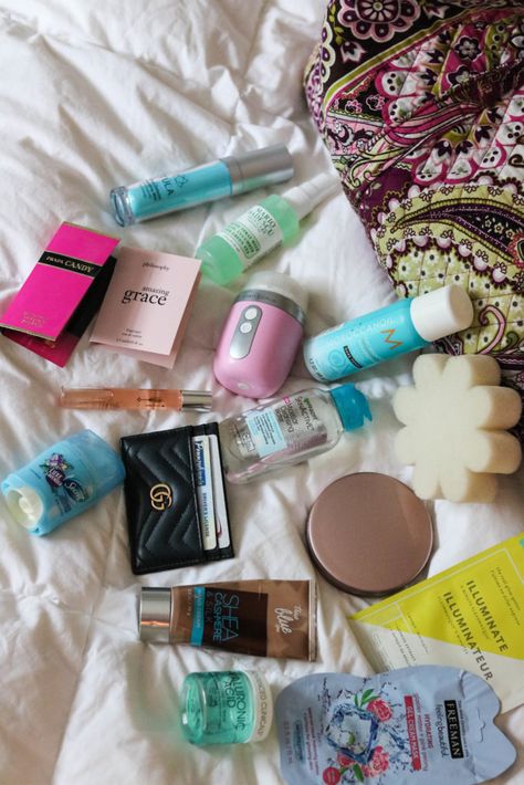 10 TRAVEL-SIZE PRODUCTS I DON’T LEAVE HOME WITHOUT Travel Size Products Aesthetic, Travel Size Essentials, Travel Sized Products, Packing Quotes, Toiletries List, My Travel Bag, Travel Beauty Essentials, Delhi Travel, What's In My Purse