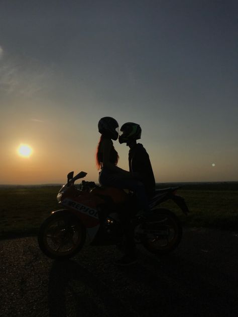 Motorcycle Couple Aesthetic, Motor Couple, Couple Moto, Couple Motorcycle, Bike Couple, Biker Couple, Motorcycle Couple, Biker Photography, Motocross Love