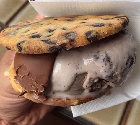 pinterest : @ вσηνtα ☪ Ice Cream Sandwich Recipe, Ice Recipe, Recipe Sandwich, Ice Cream Sandwiches Recipe, Famous Youtuber, Delicious Ice Cream, Cream Sandwich, Think Food, Sandwich Recipe