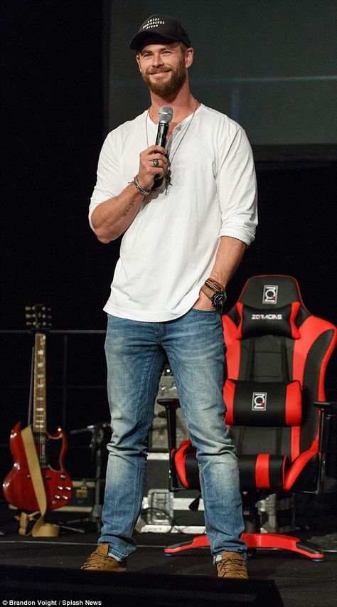 Chris Hemsworth Chris Hemsworth Style, White Jeans Outfit Men, Hemsworth Family, Rugged Fashion, Christopher Hemsworth, Avengers Black Widow, Climbing Outfit Woman, Climbing Outfits, Hemsworth Brothers