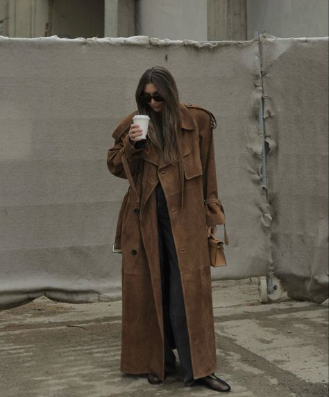 Suede Jacket Outfit, Fall And Winter Fashion, Suede Outfit, Suede Trench Coat, Trench Coat Outfit, Estilo Chic, Suede Coat, Coat Outfits, Mode Inspo