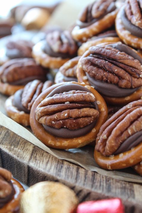 Rolo Pretzel Turtles Chex Scotcheroos, Rolo Pretzel Turtles, Turtle Pretzels, Pretzel Turtles, Rolo Pretzel, Peanut Butter Pretzel Bites, Rolo Pretzels, Pretzel Toffee, How To Melt Caramel