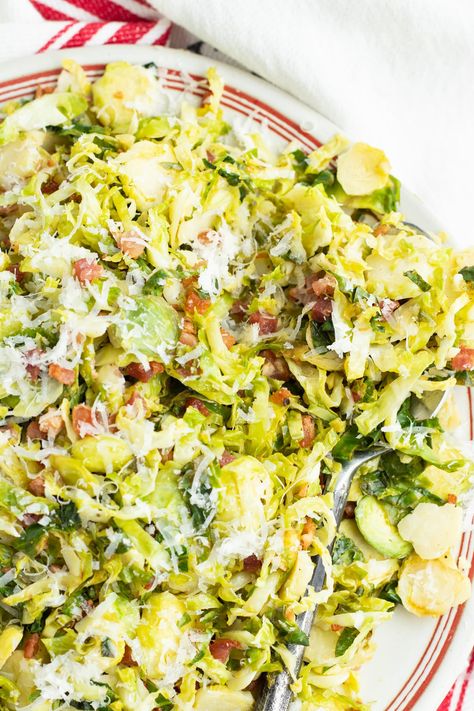 Brussels sprouts with pancetta and parmesan is not only absolutely delicious, this recipe is very easy and quick to make! Sides For Steak, Healthy Sides For Steak, Brussel Sprouts With Pancetta, Brussels Sprouts With Pancetta, Steak Sides, Easy Side Dishes, Pancetta Recipes, Roasted Vegetables Oven, Vegetable Plate