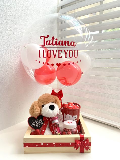 Ideas San Valentín, Valentines Day Baskets, Valentines Surprise, Birthday Room Decorations, Valentine Gift Baskets, Valentine Baskets, Valentines Balloons, Gift Wrapping Techniques, Modern Birthday