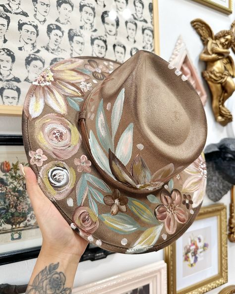 10 new hand painted one of a kind hats just went live on the site! 😍✨ These aren’t all of them but I LOVE how the wildflowers right now! #hats #hat #fedora #fedorahat #fedorahats Hand Painted Hats, Textured Hat, Hat Fedora, Painted Hats, Painted Clothes, Cowgirl Hats, Crafty Projects, Craft Time, Paint Party