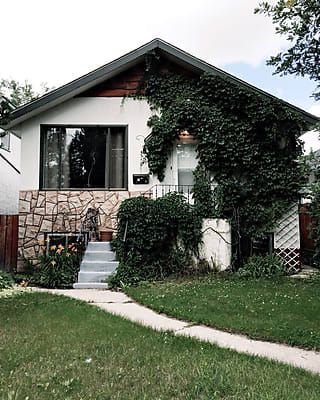 Cute house covered in vine by Carey Shaw for Stocksy United Houses With Vines, House Covered In Vines, Forklift Certified, Suburban House, House Photos, Cute House, Brick House, Us Images, Screen Savers