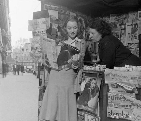 A-Post-War-Paris-Girl-1946 Nina Leen, An American In Paris, Magazine Stand, Romantic Paris, Parisian Women, Paris Girl, Old Paris, Paris Aesthetic, French Girls