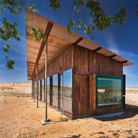 10 desert houses that make the most of arid landscapes Bedroom Niche, One Room Houses, Utah Style, Mini Loft, Casa Container, Minimal Space, Desert Homes, University Of Colorado, Small Buildings