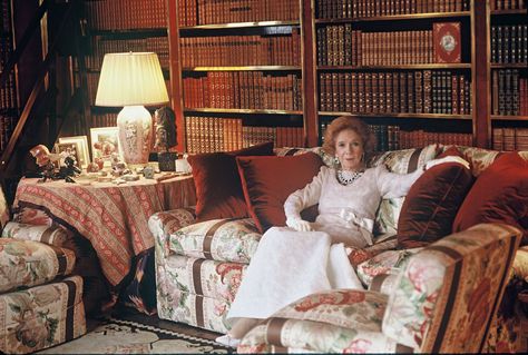 Bessarabian Rug, Brooke Astor, Celebrity Interiors, Historic Interiors, Albert Hadley, Billy B, Cozy Library, Cozy Rooms, Sitting Rooms