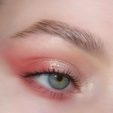 @emmas__eye on Instagram: “🌸 @patmcgrathreal huetopian dream @nyxcosmetics brow glue (discontinued mascara) #easymakeup #simplemakeup #everydaymakeup #patmcgrath…” Mocha Makeup, Huetopian Dream, Brow Glue, Simple Eye, Nyx Makeup, School Makeup, Eye Look, Makeup Techniques, Nyx Cosmetics