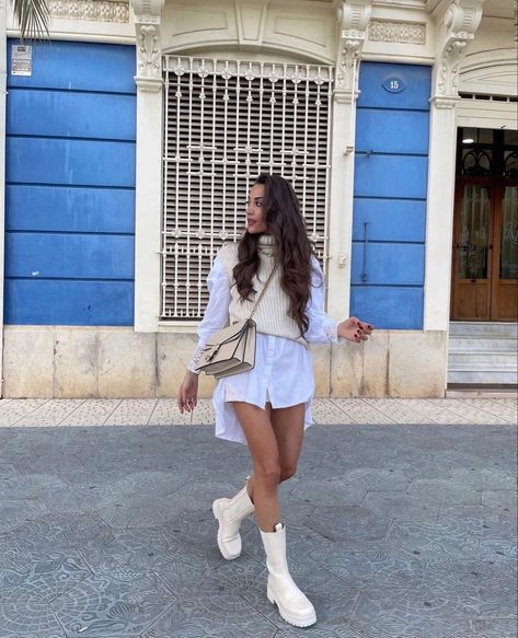 Outfits 2 en 1 para los días que hace calor y frío Fresh Market Outfit, Jesieniara Outfit, Botas Beige Outfit, Outfits Botas Blancas, Botas Blancas Outfits, Chaleco Outfit, White Boots Outfit, Outfit Botas, White Dress Outfit