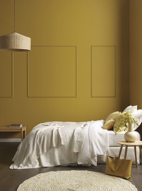 De la couleur ocre pour une maison chaleureuse Ochre Bedroom, Porter Paint, Stone Paint, Bedroom Wall Colors, Handmade Paint, Sydney Harbour, Paint Companies, Painting Trim, Gray Interior