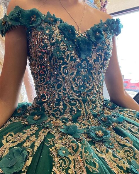 Emerald Green Charro Quince Dresses, Emerald Chambelanes Outfits, Green Quinceanera Dresses With Gold, Green And Gold Quinceanera Dresses, Quince Chambelanes, Quince Chambelanes Outfits, Emerald Green Quince Dress, Butterfly Quinceanera Dress, Quinceanera Dresses Charro