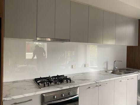 White Glass Splashback Kitchen, Glass Splashback Kitchen, Coloured Glass Splashbacks, Kitchen Splashback, Glass Splashback, Kitchen Inspiration Design, Kitchen Tiles Backsplash, Kitchen Backsplash, White Glass