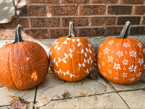 Floral Pumpkin Painting, White Painted Pumpkins, Creative Pumpkin Painting, Flowers Vines, Creative Pumpkins, Pumpkin Flower, Pumpkin Painting, Halloween Inspo, Easy Pumpkin