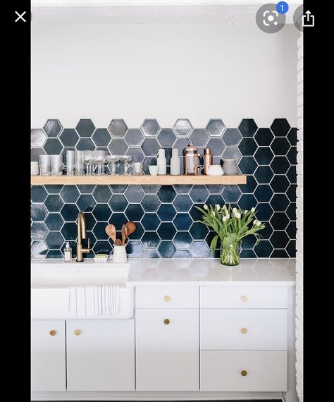 Textured Backsplash Kitchen, Hexagon Tile Kitchen, Kitchen Backsplash Images, Hexagonal Tiles, Marble Backsplash Kitchen, Green Backsplash, Suite Ideas, Tiles Ideas, Kitchen Magic