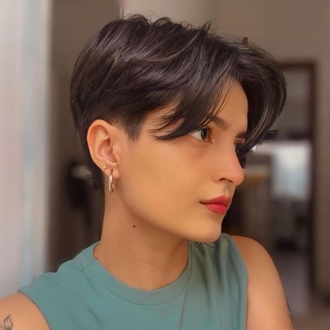 gender neutral haircut, bangs, shirt hair curtains, non binary. Tomboy Haircut, Androgynous Haircut, Tomboy Hairstyles, Really Short Hair, Hair Inspiration Short, Short Hair Undercut, Shot Hair Styles, Very Short Hair, Undercut Hairstyles