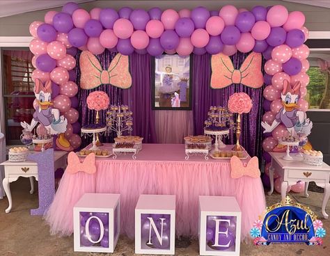 🍭🍬Azul Candy And Decor 🍬🍭 en Instagram: “Daisy Duck 1st Birthday #fiesta #globos #cumpleaños #candybar #birthday #partyideias #themeparty #kidsparties #deserttable #azulcandydecor…” Two Daisy Birthday, Daisy Duck 1st Birthday Party, Daisy Duck Birthday Party Ideas 1st, Daisy Duck Themed Birthday Party, Daisy Duck First Birthday Theme, Minnie Mouse And Daisy Duck Party, Daisy Duck Birthday Party Ideas, Minnie And Daisy Birthday Party, Daisy Duck Birthday Party