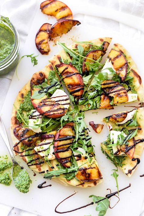 Grilled Flatbread with Peaches and Arugula Pesto | Store bought flatbread is the base to summer's favorite flavors: juicy grilled peaches and a spunky pesto that make a super fast appetizer or main meal. @foodiecrush Arugula Flatbread, Pizza Naan, Naan Pizza Recipes, Pain Naan, Grilled Flatbread, Homemade Pita, Naan Pizza, Arugula Pesto, Vegan Grilling