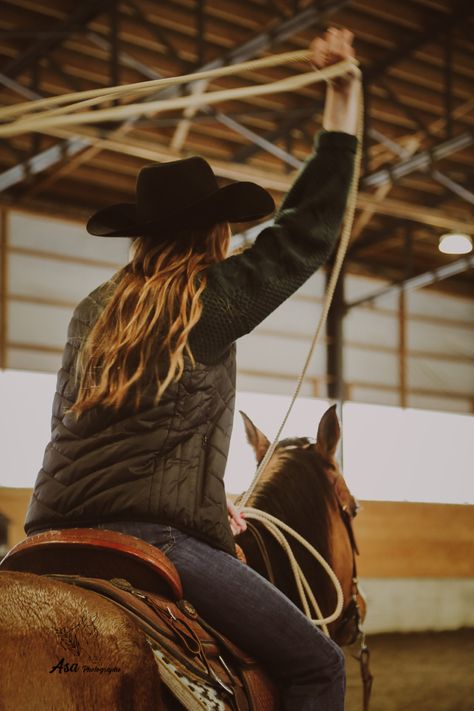 Par Asa Photographe Horse Photoshoot, Horse Photo, Horse Ideas, Horse Aesthetic, Cow Girl, Horse Photos, Pic Ideas, Senior Pictures, Rodeo