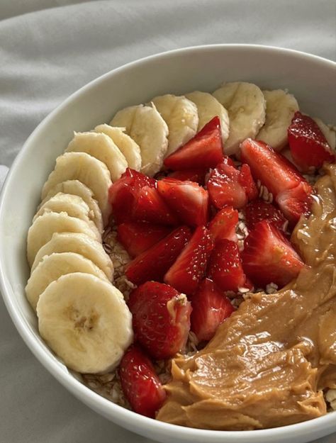 healthy breakfast | oats topped with granola, peanut butter, strawberry, banana Oatmeal Bowl Aesthetic, Aesthetic Oatmeal Bowl, Oatmeal Aesthetic, Peanut Butter Strawberry, Breakfast Oats, Healthy Lunch Snacks, Healthy Food Dishes, Healthy Food Motivation, Healthy Lifestyle Food