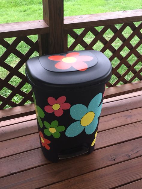 Painted Trash Bin, Spray Paint Trash Can, Decorated Trash Cans, Painted Trash Cans Ideas, Trash Can Painting Ideas, Painted Trash Cans, Wheelie Bin Stickers, Painted Tires, Bucket Ideas