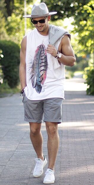 Love the cut off t-shirt look. Hat, shorts, cut-off Outfit Street, Summer Trends Outfits, Mens Fashion Edgy, Fashion Shorts, Stylish Summer Outfits, Cool Summer Outfits, Shorts Outfits, Outfit Grid, Man Men