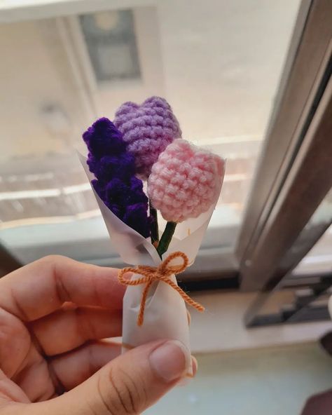 Mini bouquet 💐 ✨️ Pkr 350 Crochet mini bouqet tulips lavender #crochetbouqet #tulips #lavender #minibouqet Mini Tulip Crochet, Tulips Lavender, Tulips Bouquet, Bouquet Crochet, Mini Bouquet, Tulip Bouquet, Tulips, Christmas Gift, Lavender