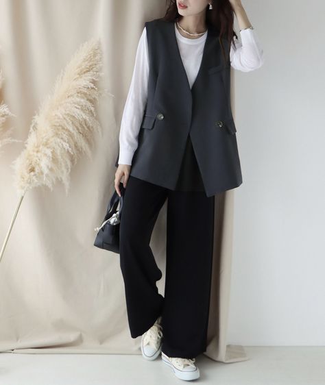 Long Vest Outfits For Women Business, Long Waistcoat Woman Outfit, Chaleco Outfit, Long Vest Outfits For Women, Blazer Vest Outfit, Gilet Outfit Women, Row Aesthetic, Sleeveless Blazer Outfit, Long Vest Outfit