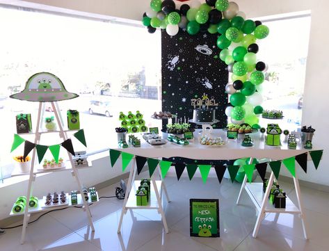 Baby boy ALIEN party neon green and black decoration outer space // candy bar by Fernanda Decoracion // cake Le Torte Merida Space Candy Bar, Alien Party Decorations, Alien Birthday Party, Space Candy, Alien Crafts, Alien Party, Alien Halloween, Party Neon, Space Baby